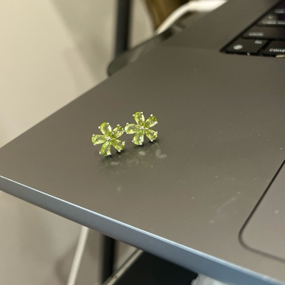 Natural peridot floral earrings on pure silver - Picture 8 of 10